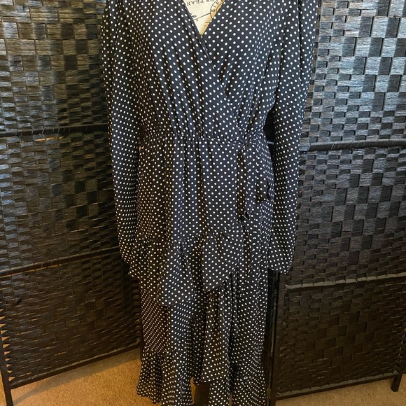 Wrap dress. Accessories NOT included. - Picture 2 of 7